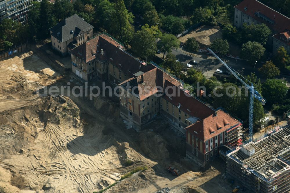 Aerial photograph Berlin - Construction for the reconstruction and expansion of the old buildings listed building on Mariendorfer Weg in the district Neukoelln in Berlin