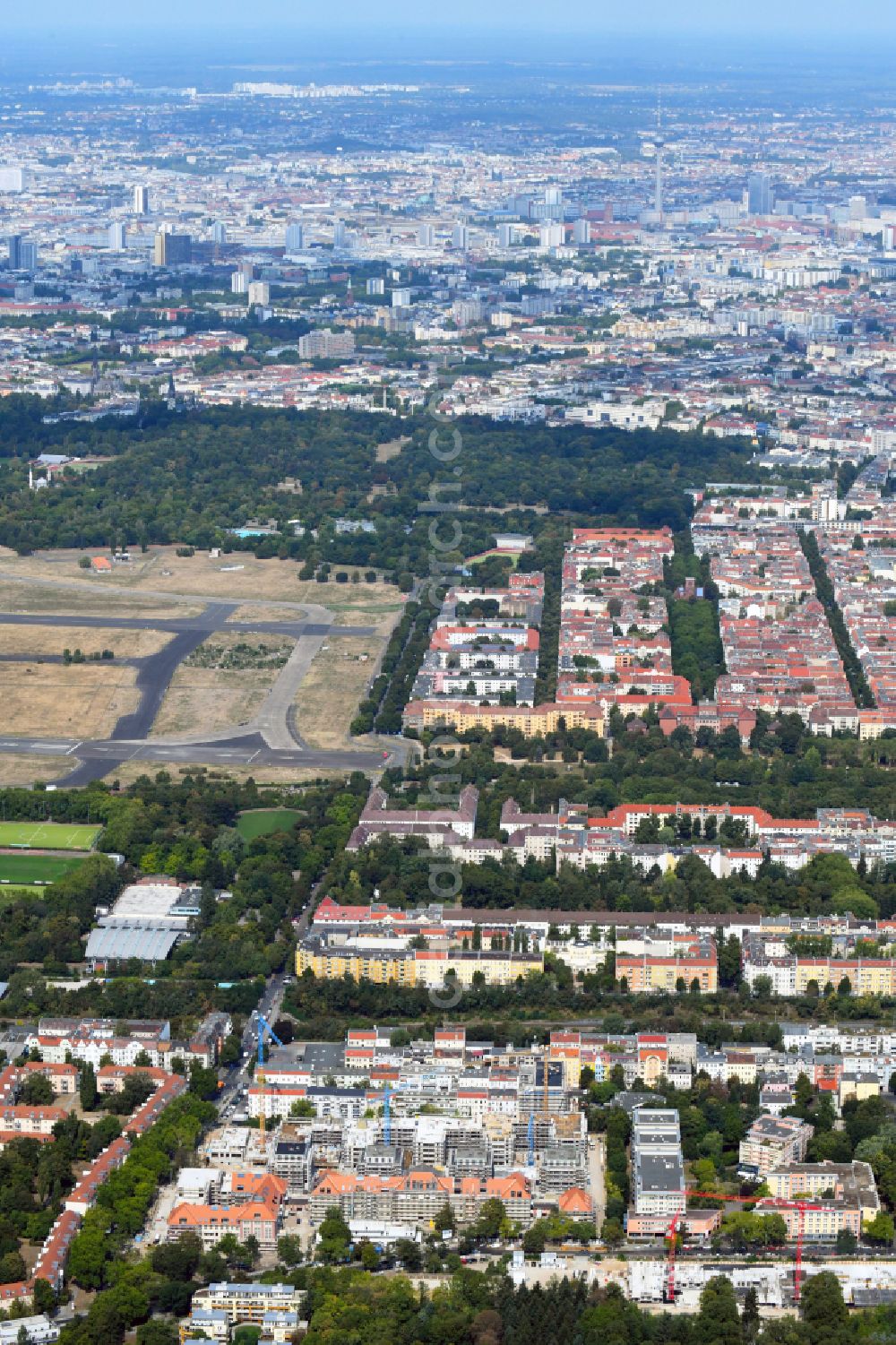 Aerial photograph Berlin - Construction for the reconstruction and expansion of the old buildings listed building on Mariendorfer Weg in the district Neukoelln in Berlin