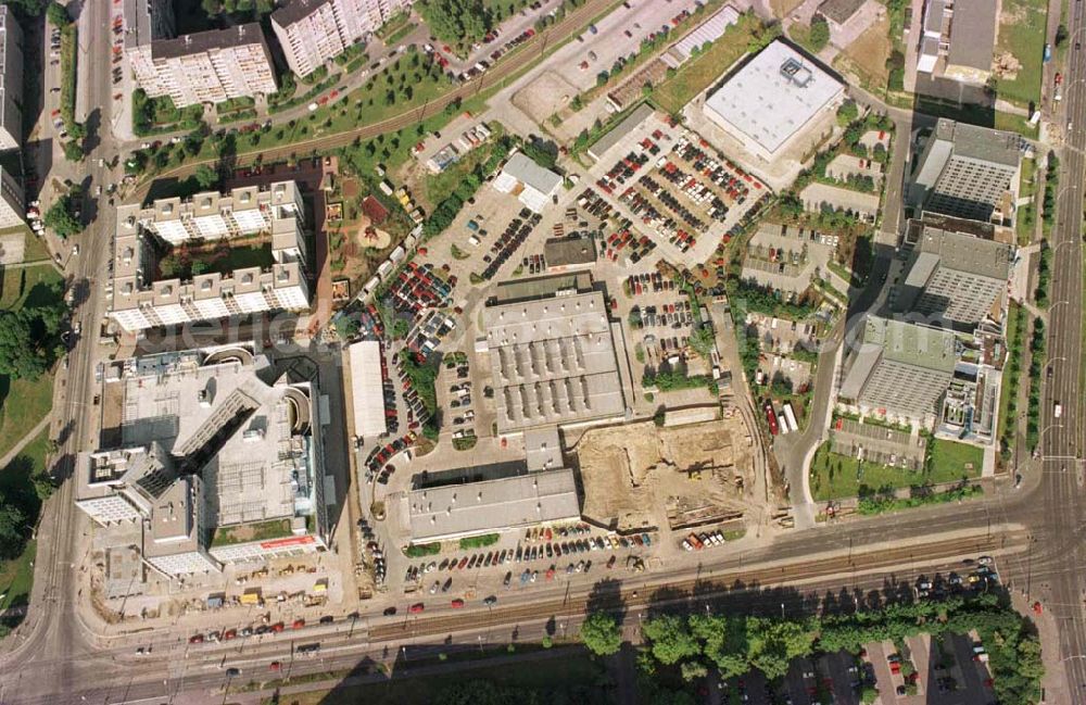 Berlin - Hohenschönhausen from above - Umbau des Autohauses Fennpfuhl am Weißenseer Weg in Hohenschönhausen.