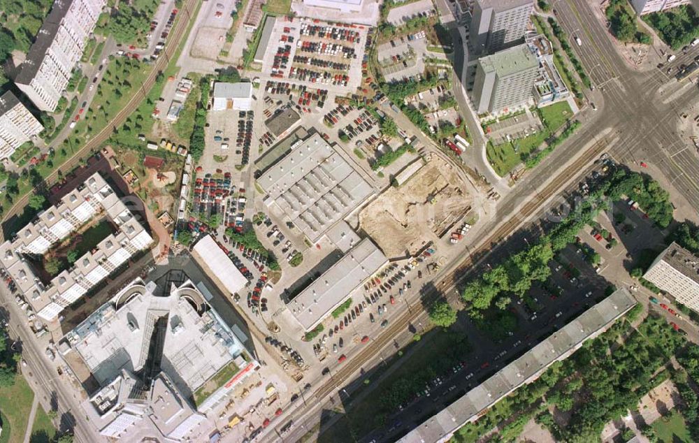 Berlin - Hohenschönhausen from the bird's eye view: Umbau des Autohauses Fennpfuhl am Weißenseer Weg in Hohenschönhausen.