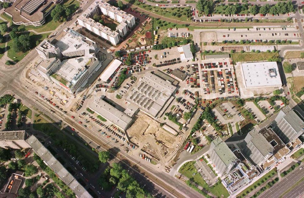 Aerial image Berlin - Hohenschönhausen - Umbau des Autohauses Fennpfuhl am Weißenseer Weg in Hohenschönhausen.