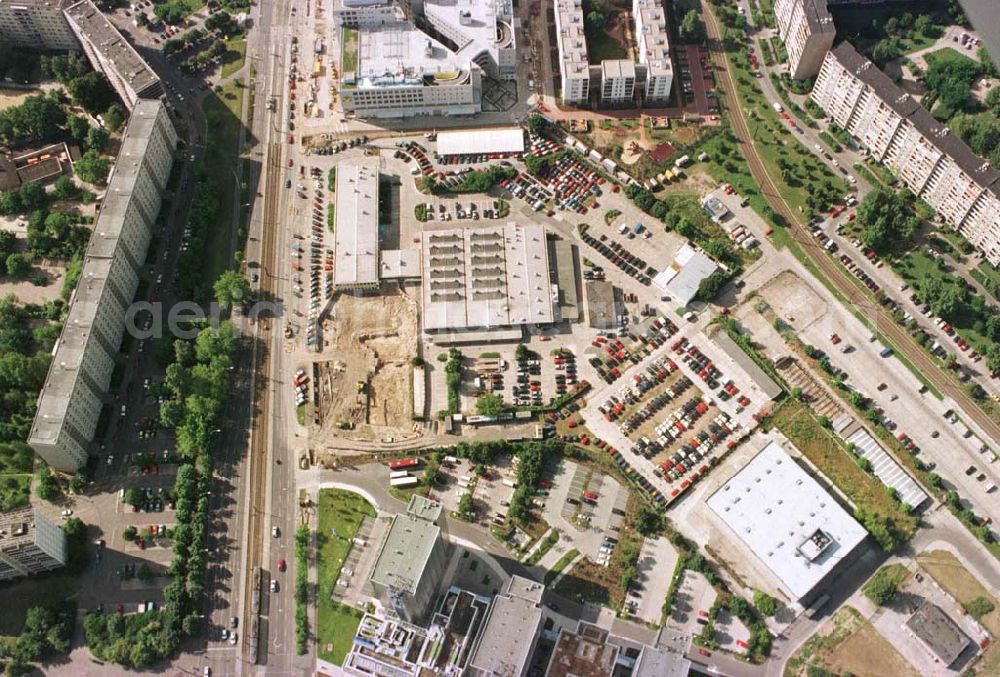 Aerial photograph Berlin - Hohenschönhausen - Umbau des Autohauses Fennpfuhl am Weißenseer Weg in Hohenschönhausen.