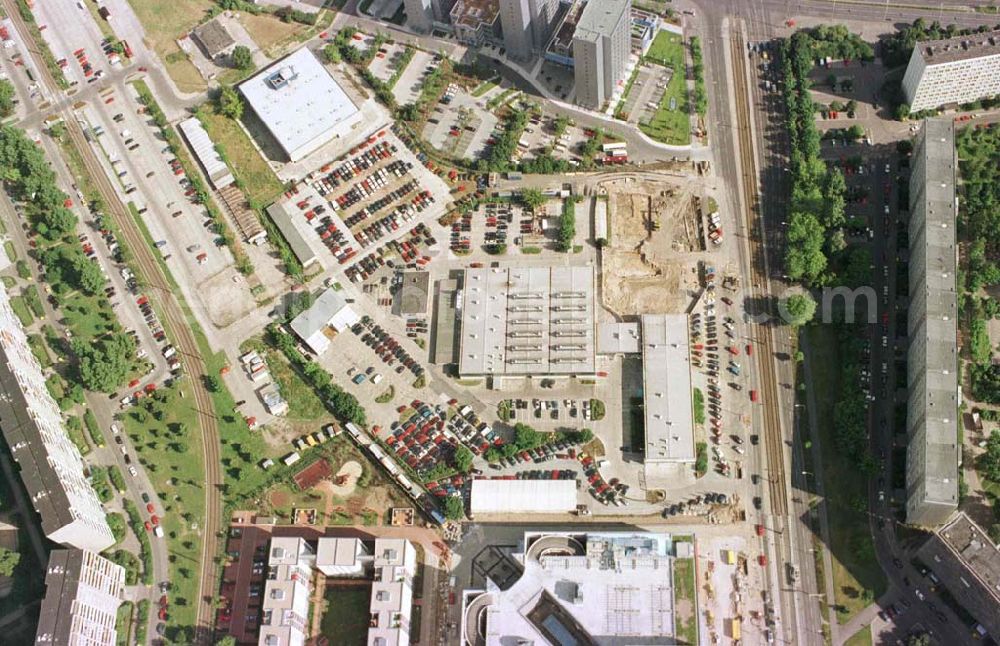 Berlin - Hohenschönhausen from above - Umbau des Autohauses Fennpfuhl am Weißenseer Weg in Hohenschönhausen.