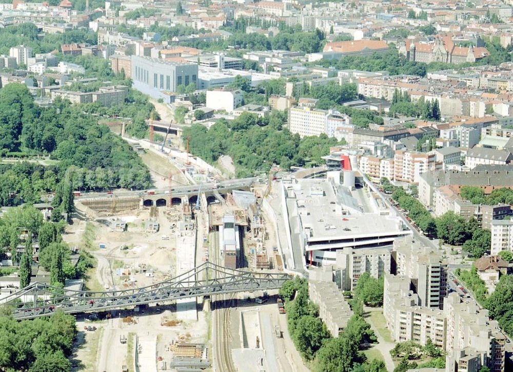 Aerial photograph Berlin - Wedding - Umbau des S-Bahnhofes Humboldthain und Gesundbrunnencenter in Berlin - Wedding.