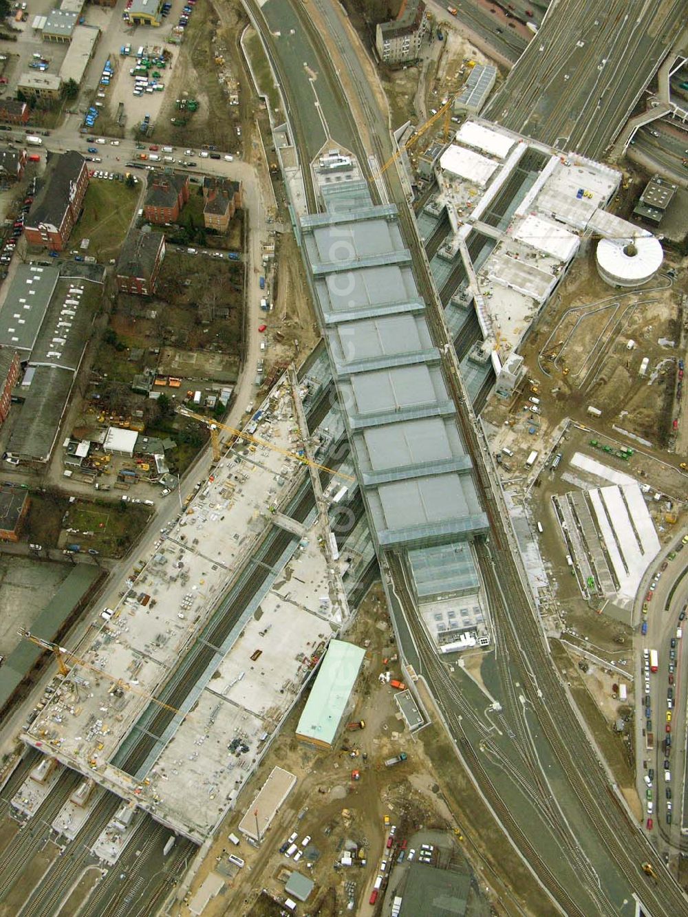 Berlin - Tempelhof from the bird's eye view: ist der geplante Fertigstellungstermin des neuen Bahnhofes mit Inbetriebnahme des Fernverkehrs.