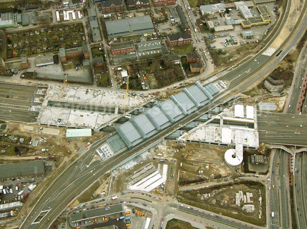 Aerial photograph Berlin - Tempelhof - ist der geplante Fertigstellungstermin des neuen Bahnhofes mit Inbetriebnahme des Fernverkehrs.