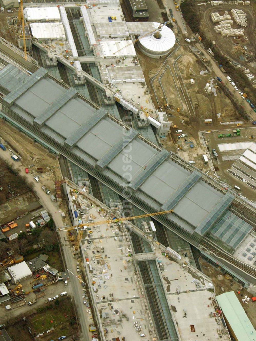 Berlin - Tempelhof from above - ist der geplante Fertigstellungstermin des neuen Bahnhofes mit Inbetriebnahme des Fernverkehrs.