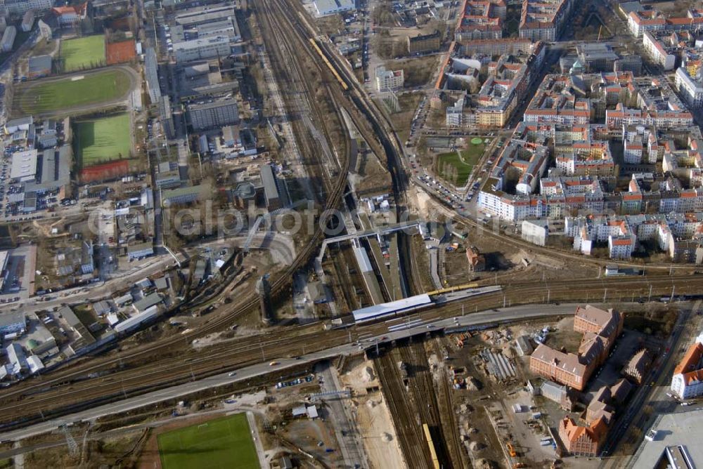 Berlin from the bird's eye view: Das mit einem Investitionsvolumen von 411 Millionen Euro zweitgrößte Infrastruktur-Projekt nach dem Großflughafen in Schönefeld (BBI) nimmt langsam erste Konturen an. Begonnen wird der Ostkreuz-Umbau mit dem Abriss der Kynaststraßenbrücke. Die Überführung wird durch einen Neubau 20 Meter weiter östlich ersetzt. So wird Platz geschaffen für den neuen Regionalbahnsteig, an dem während der etwa drei bis vier Jahre dauernden Sanierung des alten S-Bahnsteigs F zunächst aber die Züge der Ringbahn halten werden. Ebenfalls noch 2007 soll die alte Fußgängerbrücke abgerissen und durch einen - zunächst provisorischen - neuen Zugang zu den Bahnsteigen D und E ersetzt werden. Die lange Bauzeit von mindestens zehn Jahren begründet die Bahn AG mit der Notwendigkeit, bei laufendem Betrieb bauen zu müssen.