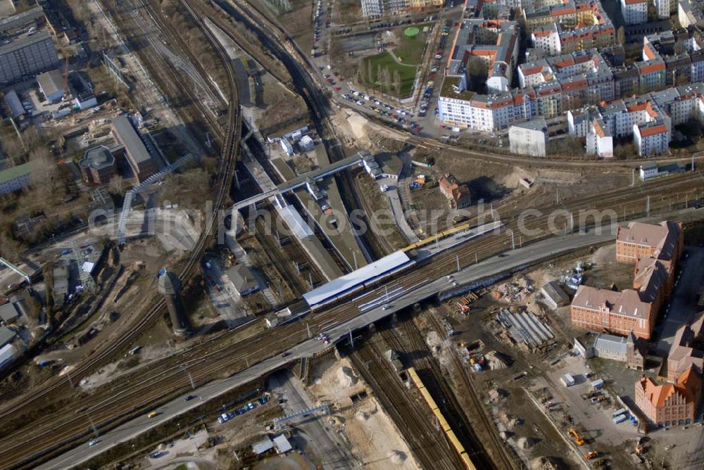 Aerial image Berlin - Das mit einem Investitionsvolumen von 411 Millionen Euro zweitgrößte Infrastruktur-Projekt nach dem Großflughafen in Schönefeld (BBI) nimmt langsam erste Konturen an. Begonnen wird der Ostkreuz-Umbau mit dem Abriss der Kynaststraßenbrücke. Die Überführung wird durch einen Neubau 20 Meter weiter östlich ersetzt. So wird Platz geschaffen für den neuen Regionalbahnsteig, an dem während der etwa drei bis vier Jahre dauernden Sanierung des alten S-Bahnsteigs F zunächst aber die Züge der Ringbahn halten werden. Ebenfalls noch 2007 soll die alte Fußgängerbrücke abgerissen und durch einen - zunächst provisorischen - neuen Zugang zu den Bahnsteigen D und E ersetzt werden. Die lange Bauzeit von mindestens zehn Jahren begründet die Bahn AG mit der Notwendigkeit, bei laufendem Betrieb bauen zu müssen.