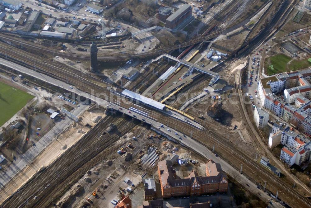 Aerial photograph Berlin - Das mit einem Investitionsvolumen von 411 Millionen Euro zweitgrößte Infrastruktur-Projekt nach dem Großflughafen in Schönefeld (BBI) nimmt langsam erste Konturen an. Begonnen wird der Ostkreuz-Umbau mit dem Abriss der Kynaststraßenbrücke. Die Überführung wird durch einen Neubau 20 Meter weiter östlich ersetzt. So wird Platz geschaffen für den neuen Regionalbahnsteig, an dem während der etwa drei bis vier Jahre dauernden Sanierung des alten S-Bahnsteigs F zunächst aber die Züge der Ringbahn halten werden. Ebenfalls noch 2007 soll die alte Fußgängerbrücke abgerissen und durch einen - zunächst provisorischen - neuen Zugang zu den Bahnsteigen D und E ersetzt werden. Die lange Bauzeit von mindestens zehn Jahren begründet die Bahn AG mit der Notwendigkeit, bei laufendem Betrieb bauen zu müssen.