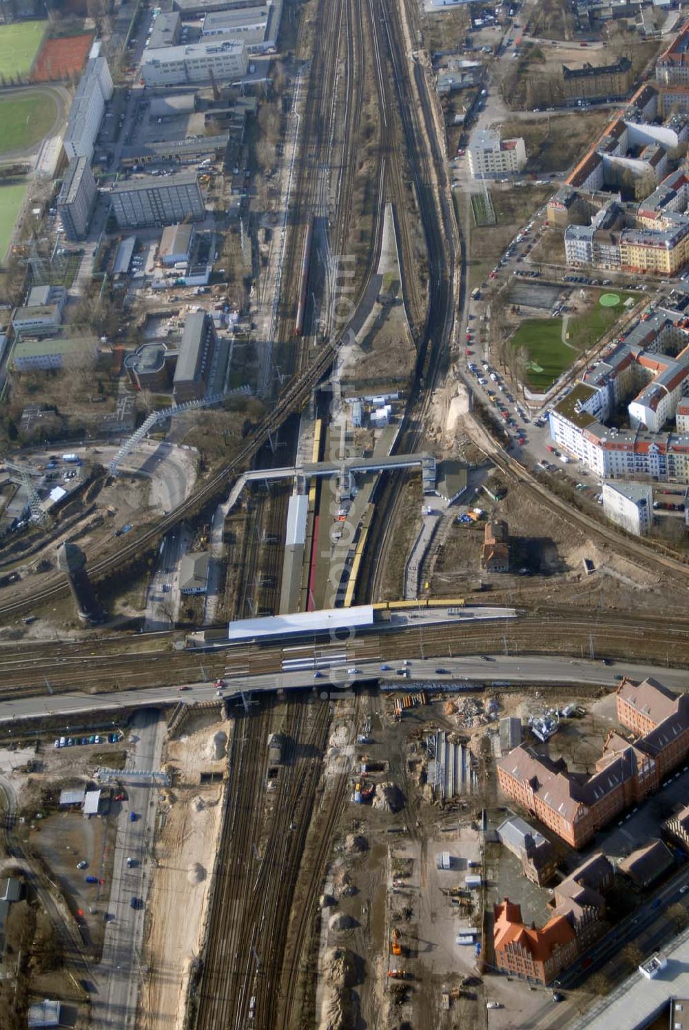 Berlin from above - Das mit einem Investitionsvolumen von 411 Millionen Euro zweitgrößte Infrastruktur-Projekt nach dem Großflughafen in Schönefeld (BBI) nimmt langsam erste Konturen an. Begonnen wird der Ostkreuz-Umbau mit dem Abriss der Kynaststraßenbrücke. Die Überführung wird durch einen Neubau 20 Meter weiter östlich ersetzt. So wird Platz geschaffen für den neuen Regionalbahnsteig, an dem während der etwa drei bis vier Jahre dauernden Sanierung des alten S-Bahnsteigs F zunächst aber die Züge der Ringbahn halten werden. Ebenfalls noch 2007 soll die alte Fußgängerbrücke abgerissen und durch einen - zunächst provisorischen - neuen Zugang zu den Bahnsteigen D und E ersetzt werden. Die lange Bauzeit von mindestens zehn Jahren begründet die Bahn AG mit der Notwendigkeit, bei laufendem Betrieb bauen zu müssen.