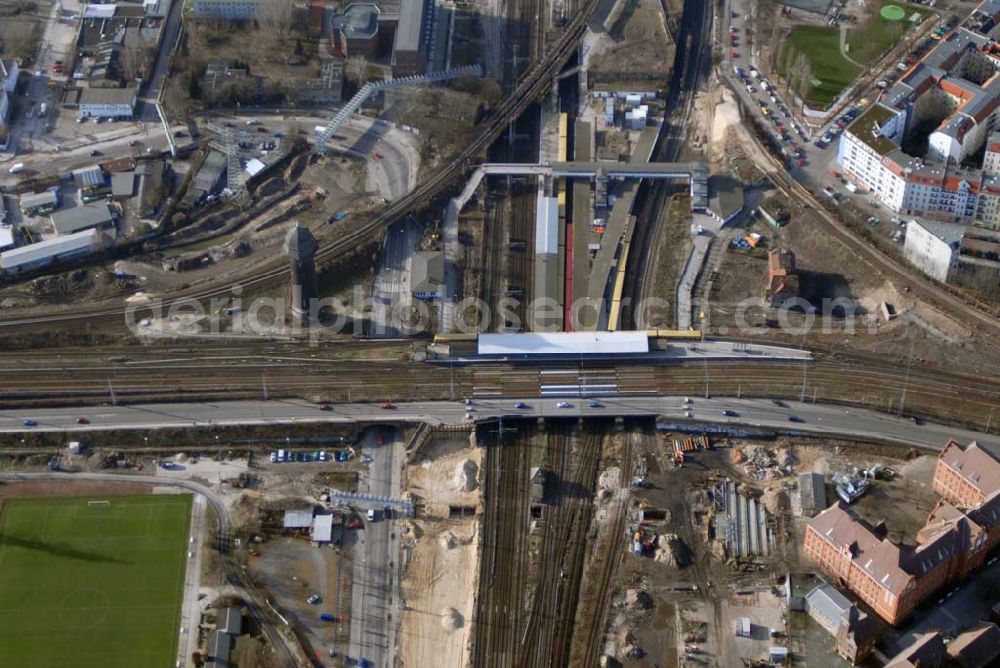 Berlin from the bird's eye view: Das mit einem Investitionsvolumen von 411 Millionen Euro zweitgrößte Infrastruktur-Projekt nach dem Großflughafen in Schönefeld (BBI) nimmt langsam erste Konturen an. Begonnen wird der Ostkreuz-Umbau mit dem Abriss der Kynaststraßenbrücke. Die Überführung wird durch einen Neubau 20 Meter weiter östlich ersetzt. So wird Platz geschaffen für den neuen Regionalbahnsteig, an dem während der etwa drei bis vier Jahre dauernden Sanierung des alten S-Bahnsteigs F zunächst aber die Züge der Ringbahn halten werden. Ebenfalls noch 2007 soll die alte Fußgängerbrücke abgerissen und durch einen - zunächst provisorischen - neuen Zugang zu den Bahnsteigen D und E ersetzt werden. Die lange Bauzeit von mindestens zehn Jahren begründet die Bahn AG mit der Notwendigkeit, bei laufendem Betrieb bauen zu müssen.