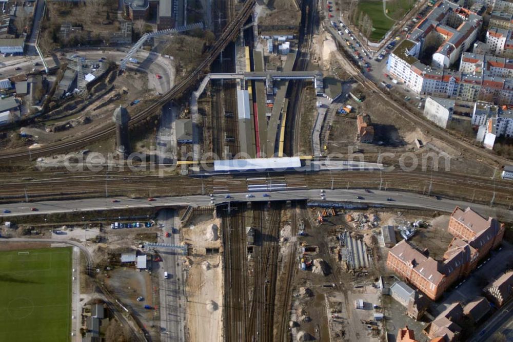 Aerial image Berlin - Das mit einem Investitionsvolumen von 411 Millionen Euro zweitgrößte Infrastruktur-Projekt nach dem Großflughafen in Schönefeld (BBI) nimmt langsam erste Konturen an. Begonnen wird der Ostkreuz-Umbau mit dem Abriss der Kynaststraßenbrücke. Die Überführung wird durch einen Neubau 20 Meter weiter östlich ersetzt. So wird Platz geschaffen für den neuen Regionalbahnsteig, an dem während der etwa drei bis vier Jahre dauernden Sanierung des alten S-Bahnsteigs F zunächst aber die Züge der Ringbahn halten werden. Ebenfalls noch 2007 soll die alte Fußgängerbrücke abgerissen und durch einen - zunächst provisorischen - neuen Zugang zu den Bahnsteigen D und E ersetzt werden. Die lange Bauzeit von mindestens zehn Jahren begründet die Bahn AG mit der Notwendigkeit, bei laufendem Betrieb bauen zu müssen.