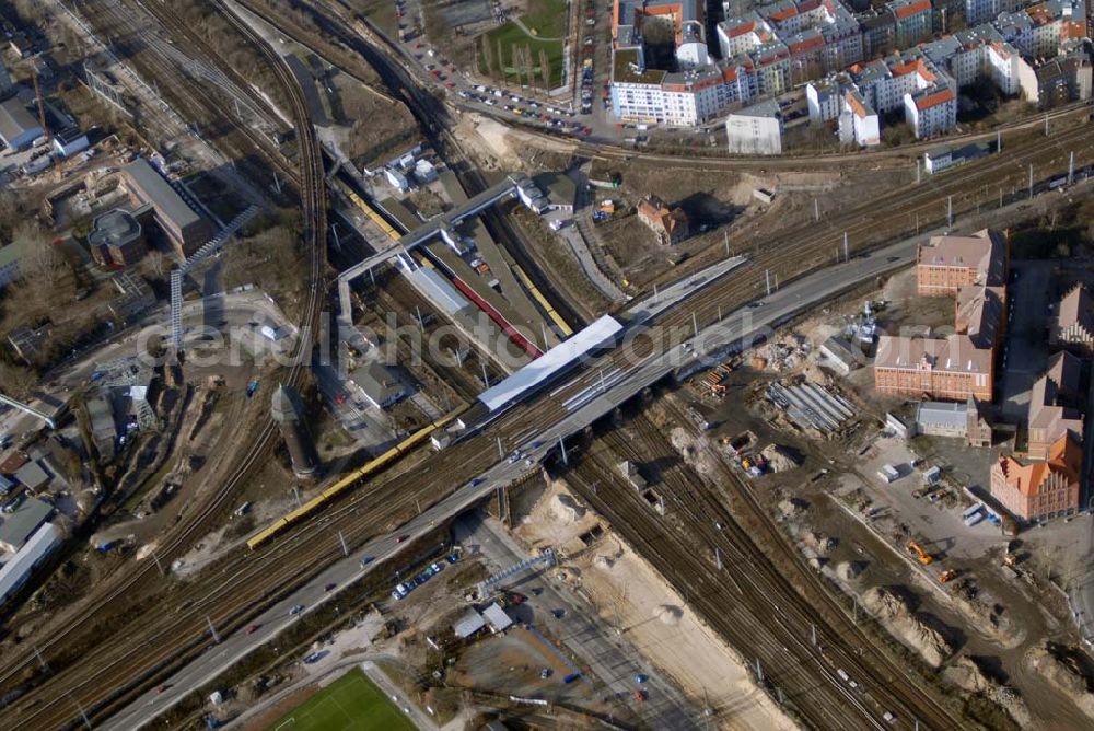 Aerial photograph Berlin - Das mit einem Investitionsvolumen von 411 Millionen Euro zweitgrößte Infrastruktur-Projekt nach dem Großflughafen in Schönefeld (BBI) nimmt langsam erste Konturen an. Begonnen wird der Ostkreuz-Umbau mit dem Abriss der Kynaststraßenbrücke. Die Überführung wird durch einen Neubau 20 Meter weiter östlich ersetzt. So wird Platz geschaffen für den neuen Regionalbahnsteig, an dem während der etwa drei bis vier Jahre dauernden Sanierung des alten S-Bahnsteigs F zunächst aber die Züge der Ringbahn halten werden. Ebenfalls noch 2007 soll die alte Fußgängerbrücke abgerissen und durch einen - zunächst provisorischen - neuen Zugang zu den Bahnsteigen D und E ersetzt werden. Die lange Bauzeit von mindestens zehn Jahren begründet die Bahn AG mit der Notwendigkeit, bei laufendem Betrieb bauen zu müssen.