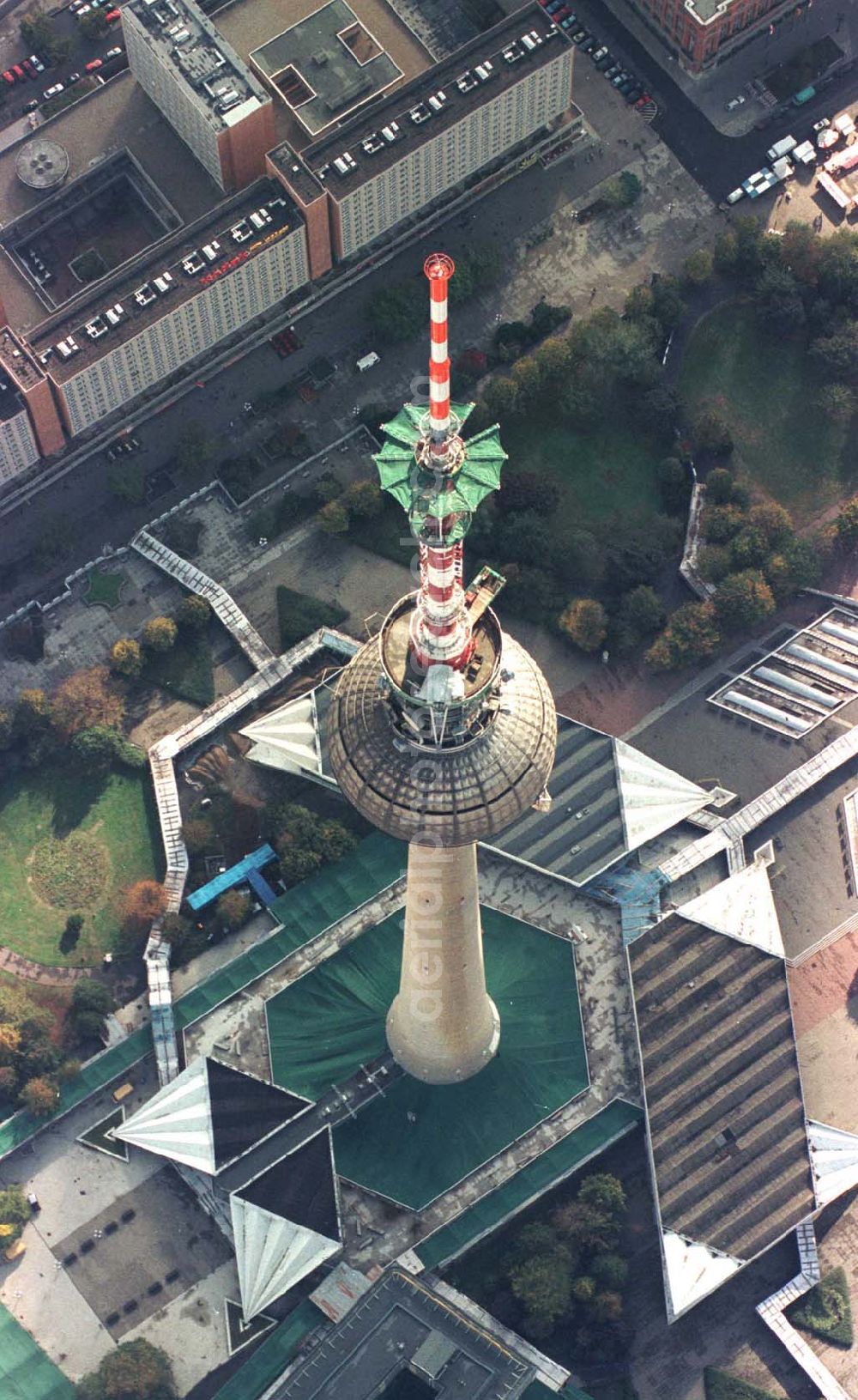 Berlin from above - Umbau des Berliner Fernsehturmes am Alex.14.10.1997