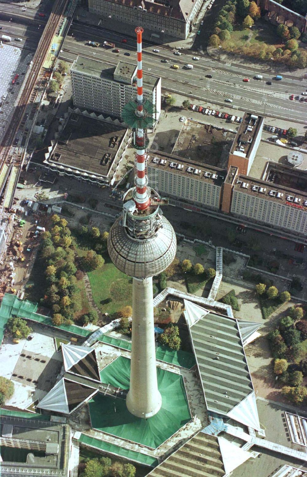 Berlin from the bird's eye view: Umbau des Berliner Fernsehturmes am Alex.14.10.1997