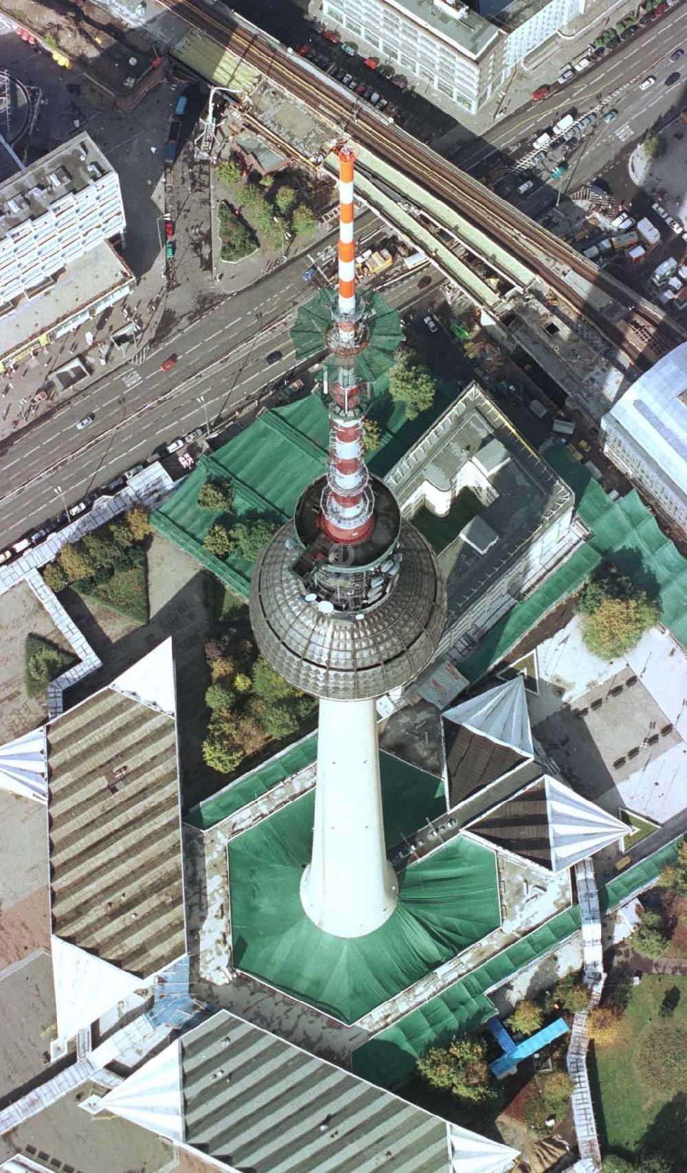 Berlin from above - Umbau des Berliner Fernsehturmes am Alex.14.10.1997