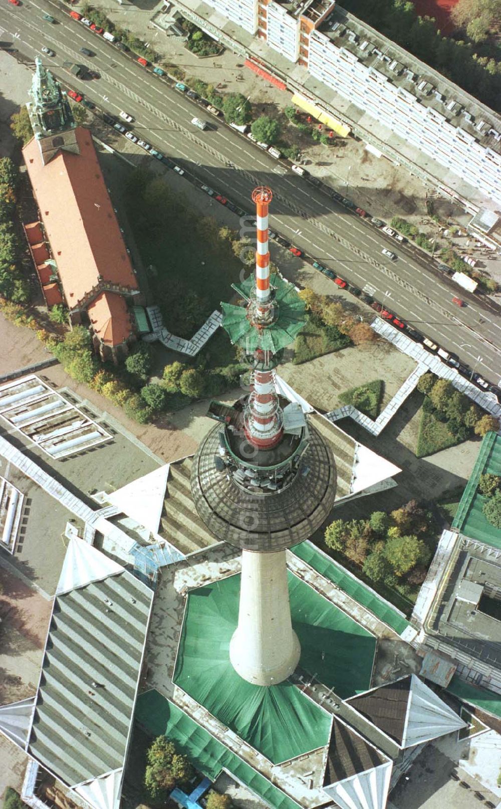 Berlin from above - Umbau des Berliner Fernsehturmes am Alex.14.10.1997