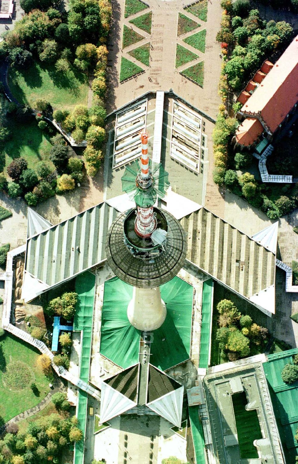 Berlin from the bird's eye view: Umbau des Berliner Fernsehturmes am Alex.14.10.1997