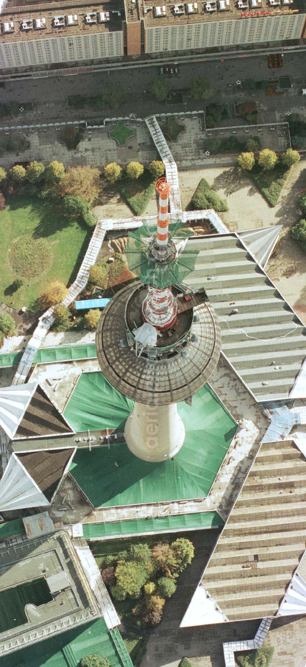 Berlin from above - Umbau des Berliner Fernsehturmes am Alex.14.10.1997