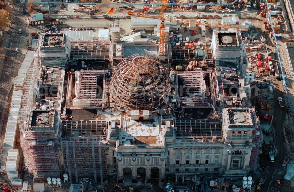 Aerial image Berlin - Reconstruction of Berlin's government quarter with the Reichstag on Spreebogen in Mitte / Tiergarten. At the site of the former border strip to the district center on the banks of the Spree create many new buildings for government and parliament and the Federal Chancellery