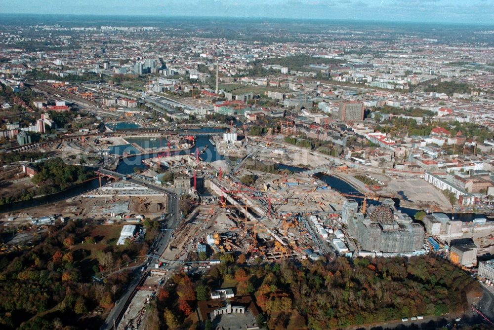 Aerial image Berlin - Reconstruction of Berlin's government quarter with the Reichstag on Spreebogen in Mitte / Tiergarten. At the site of the former border strip to the district center on the banks of the Spree create many new buildings for government and parliament and the Federal Chancellery