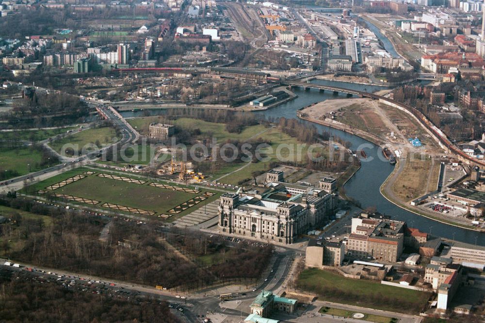 Aerial photograph Berlin - Reconstruction of Berlin's government quarter with the Reichstag on Spreebogen in Mitte / Tiergarten. At the site of the former border strip to the district center on the banks of the Spree create many new buildings for government and parliament and the Federal Chancellery