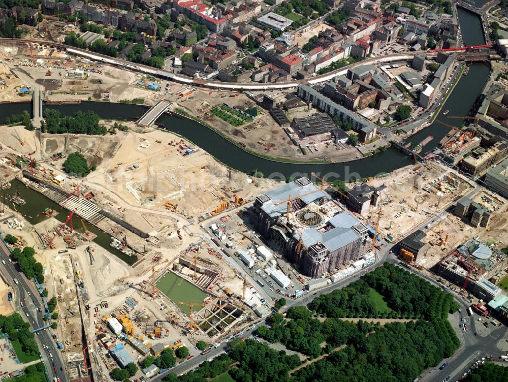 Berlin from above - Reconstruction of Berlin's government quarter with the Reichstag on Spreebogen in Mitte / Tiergarten. At the site of the former border strip to the district center on the banks of the Spree create many new buildings for government and parliament and the Federal Chancellery