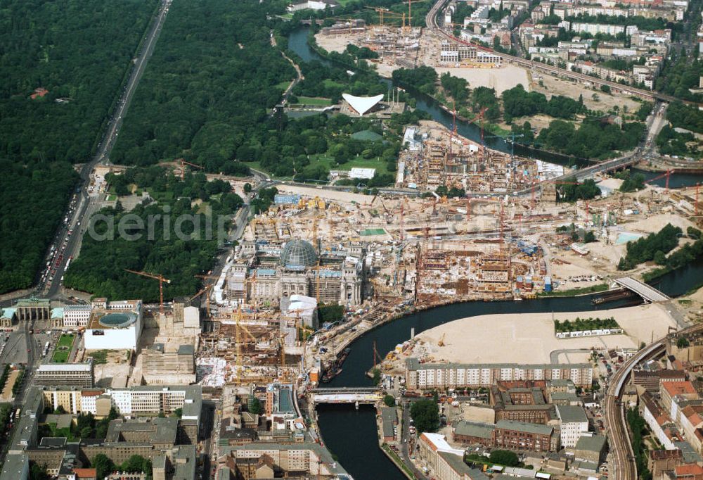 Aerial photograph Berlin - Reconstruction of Berlin's government quarter with the Reichstag on Spreebogen in Mitte / Tiergarten. At the site of the former border strip to the district center on the banks of the Spree create many new buildings for government and parliament and the Federal Chancellery