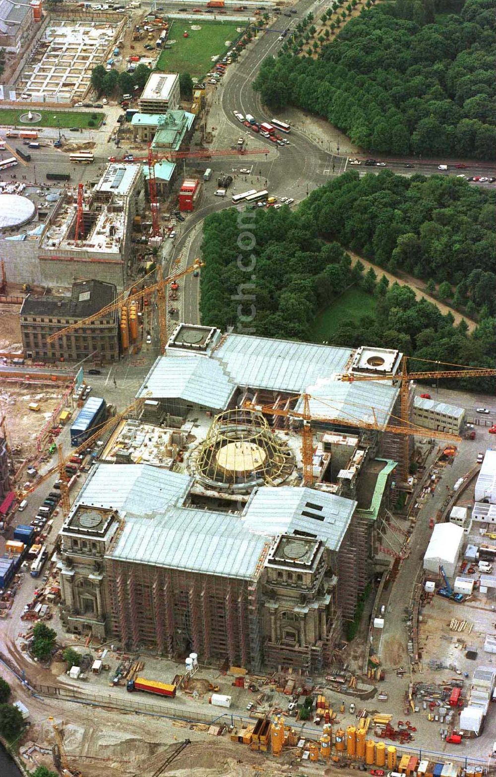 Aerial photograph Berlin - Tiergarten - Umbau des Berliner Reichstages und Aufbau der Dachkuppel als Stahlträgergerüst.