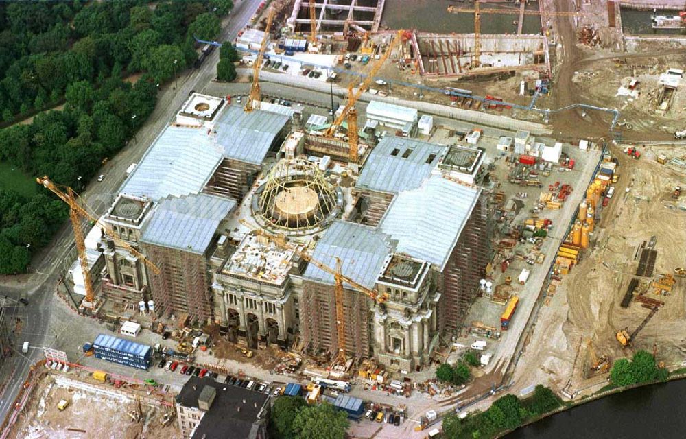 Aerial image Berlin - Tiergarten - Umbau des Berliner Reichstages und Aufbau der Dachkuppel als Stahlträgergerüst.