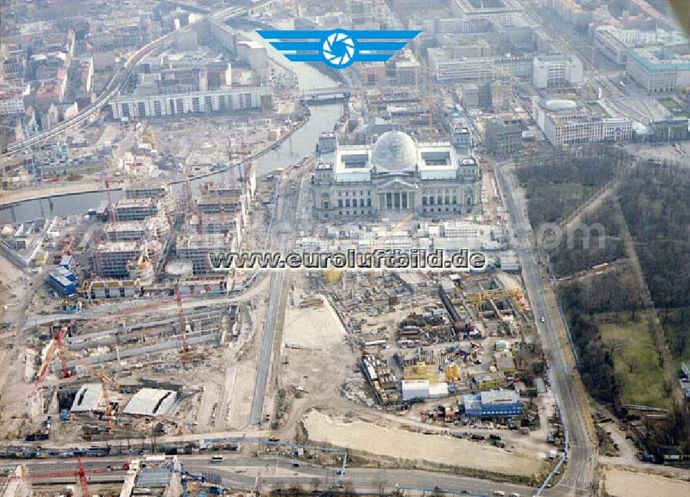 Berlin - Tiergarten from above - Umbau des Berliner Reichstages und des Spreebogens in Berlin-Tiergarten.