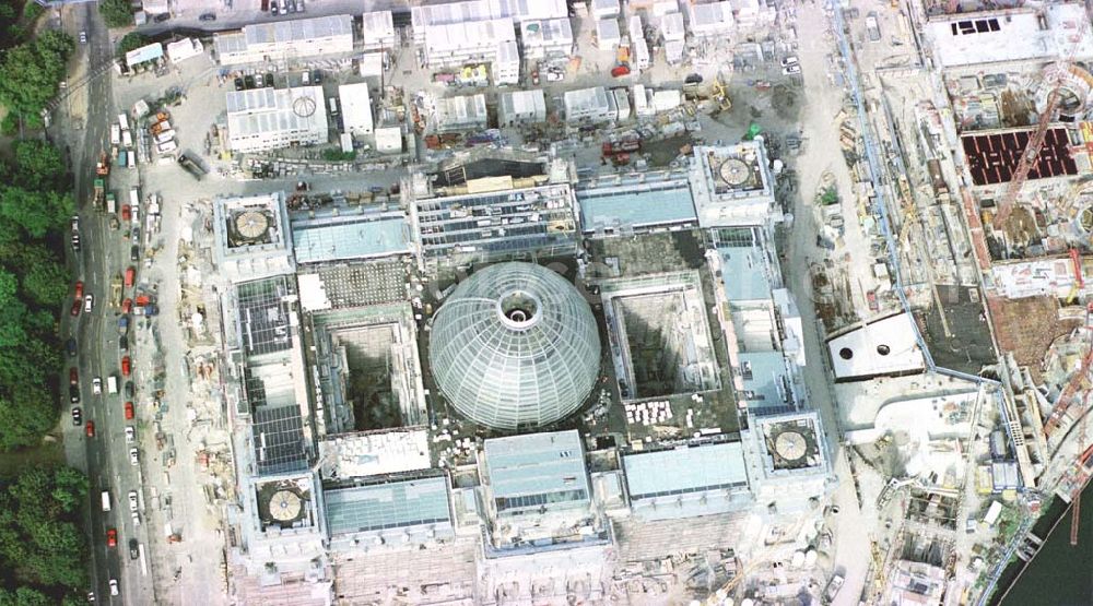 Aerial photograph Berlin-Tiergarten - Umbau des Berliner Reichstages im Tiergarten.