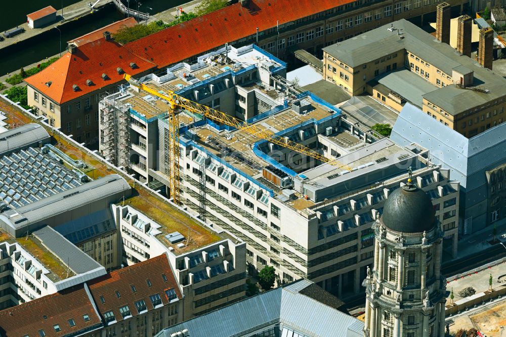 Berlin from the bird's eye view: Construction site for reconstruction and modernization and renovation of an office and commercial building of BWB Berliner Wasserbetriebe on street Neue Juedenstrasse - Am Koegel - Strassealauer Strasse in the district Mitte in Berlin, Germany