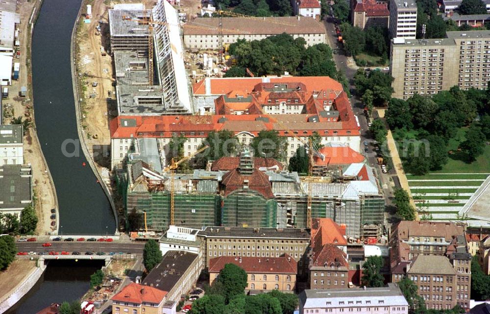 Berlin from the bird's eye view: Umbau des ehem. DDR-Regierungskrankenhaus zum Wirtschaftsministerium (an der Invalidenstraße).