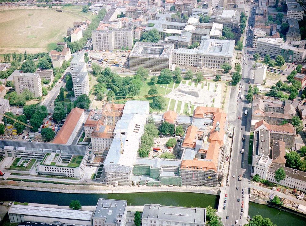 Berlin from the bird's eye view: Umbau des ehem. DDR-Regierungskrankenhauses an der Invalidenstraße in Berlin-Mitte zum Wirtschaftsministerium