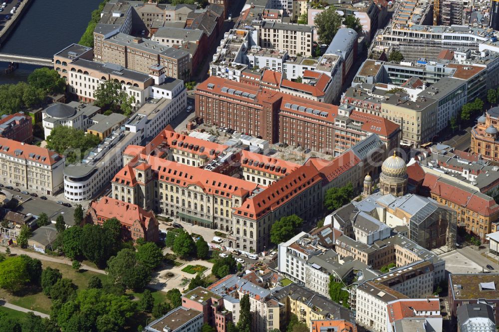 Berlin from the bird's eye view: Construction for the reconstruction the formerly Haupttelegrafenamt zum neuen Buero- and Geschaeftskomplex FORUM on MUSEUMSINSEL on Monbijoustrasse - Oranienburger Strasse - Tucholskystrasse - Ziegelstrasse in the district Mitte in Berlin, Germany