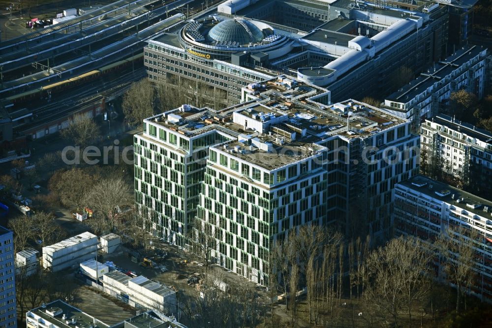 Berlin from the bird's eye view: Reconstruction of the former department store building Kaufhof - Centrum Warenhaus on Hermann-Stoehr-Platz - Koppenstrasse in the district Friedrichshain in Berlin, Germany