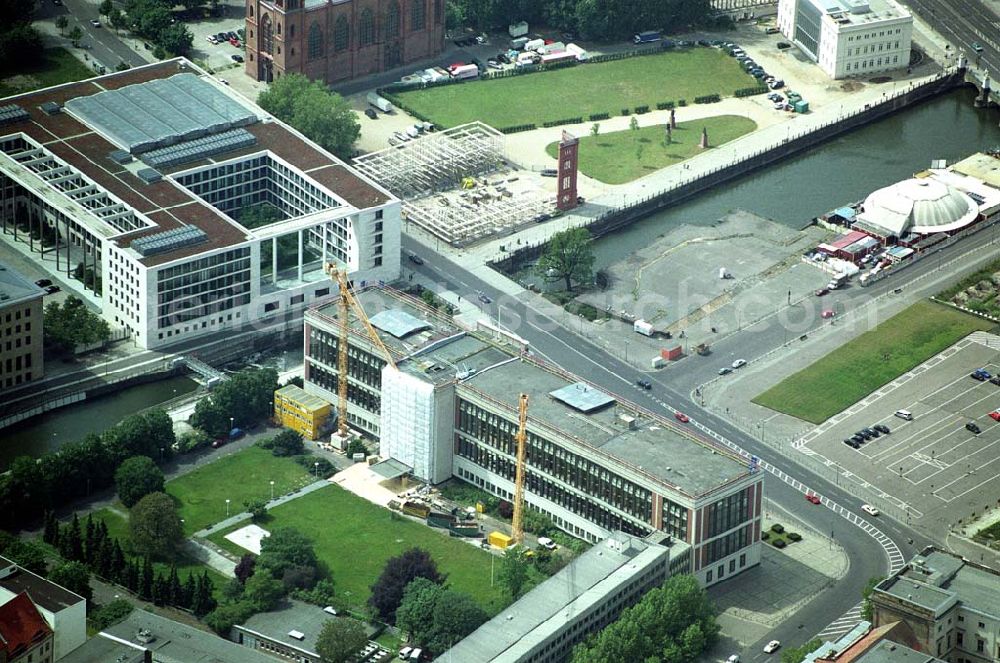 Aerial image Berli - Mitte - 31.05.2004 Berlin Umbau des ehemaligen Staatsratsgebäudes der DDR zur Europa-Universität am Schloßplatz Berlin-Mitte