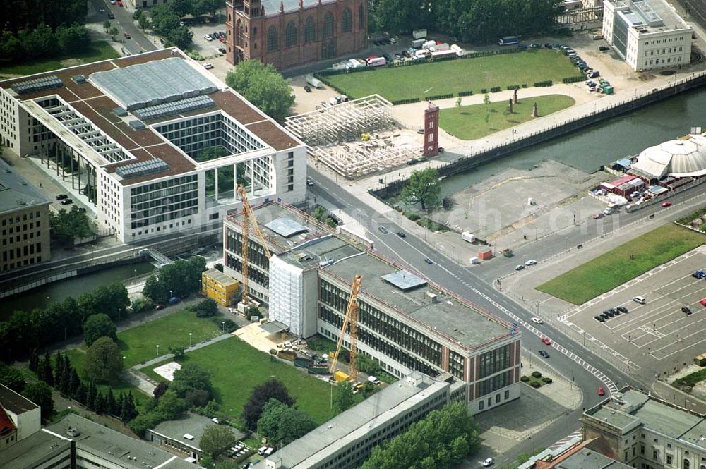 Aerial photograph Berli - Mitte - 31.05.2004 Berlin Umbau des ehemaligen Staatsratsgebäudes der DDR zur Europa-Universität am Schloßplatz Berlin-Mitte