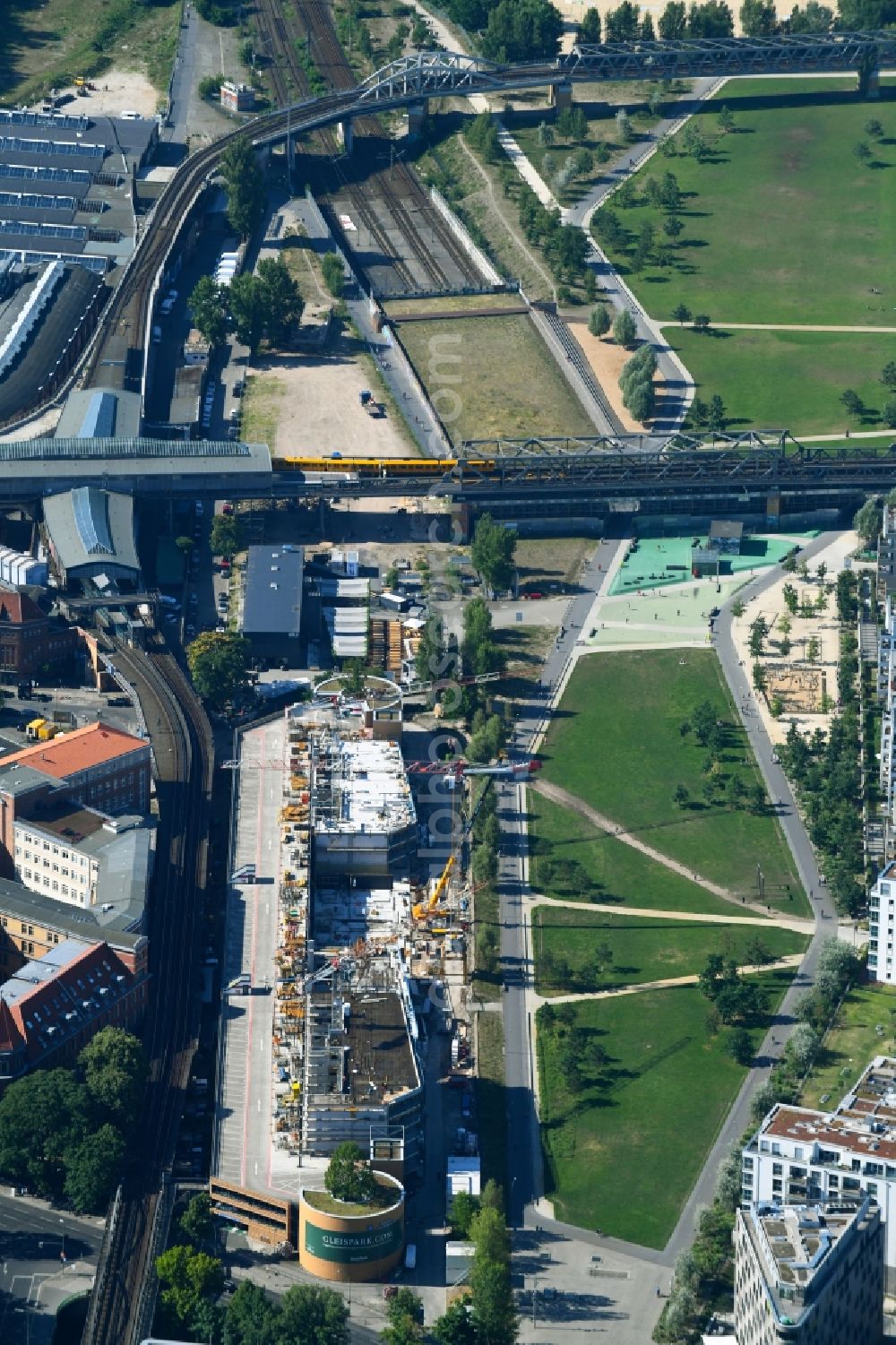 Aerial image Berlin - Reconstruction and extension of parking deck on the building of the parking garage zu Wohnanlage Gleis Park in the district Kreuzberg in Berlin, Germany