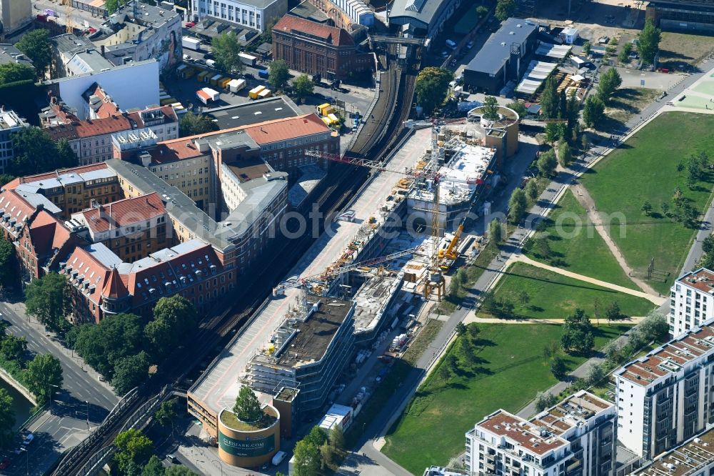 Aerial photograph Berlin - Reconstruction and extension of parking deck on the building of the parking garage zu Wohnanlage Gleis Park in the district Kreuzberg in Berlin, Germany