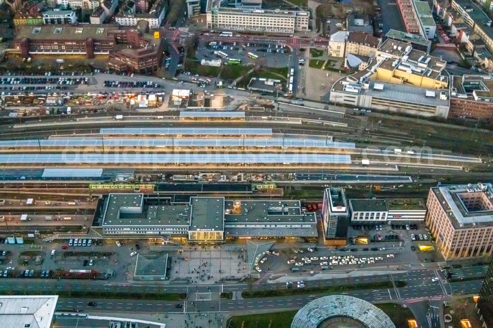 Duisburg from above - Construction sites for the conversion of the tracks and buildings of the Deutsche Bahn main station with construction site in the district of Neudorf-Nord in Duisburg in the Ruhr area in the state of North Rhine-Westphalia