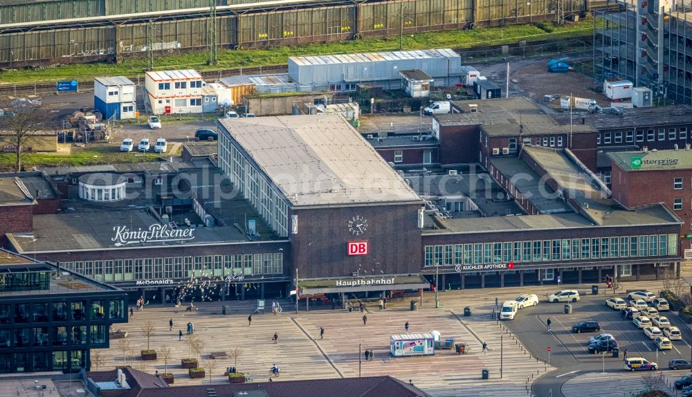 Duisburg from the bird's eye view: Construction sites for the conversion of the tracks and buildings of the Deutsche Bahn main station with construction site in the district of Neudorf-Nord in Duisburg in the Ruhr area in the state of North Rhine-Westphalia