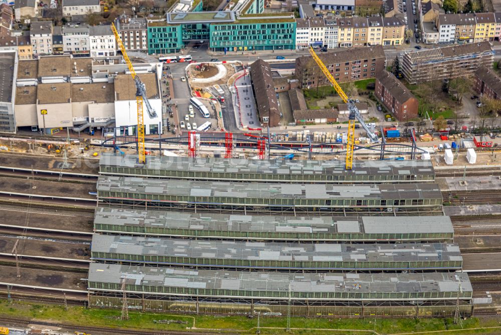 Duisburg from above - Construction sites for the conversion of the tracks and buildings of the Deutsche Bahn main station with construction site in the district of Neudorf-Nord in Duisburg in the Ruhr area in the state of North Rhine-Westphalia