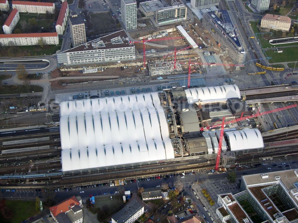 Aerial image Dresden - Track progress and building of the main station of the railway in Dresden in the state Saxony, Germany