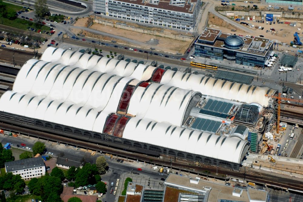 Aerial photograph Dresden - Track progress and building of the main station of the railway in Dresden in the state Saxony, Germany