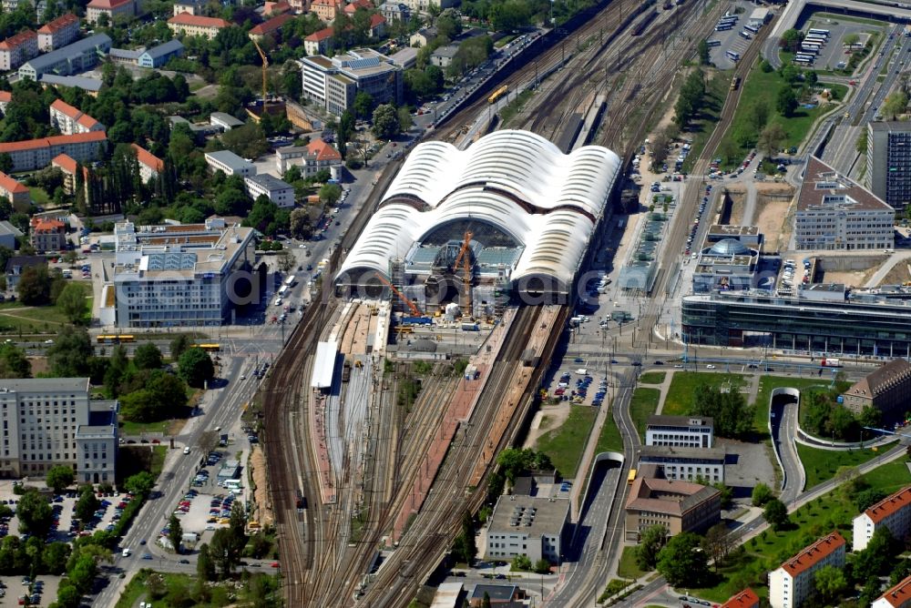 Dresden from the bird's eye view: Track progress and building of the main station of the railway in Dresden in the state Saxony, Germany