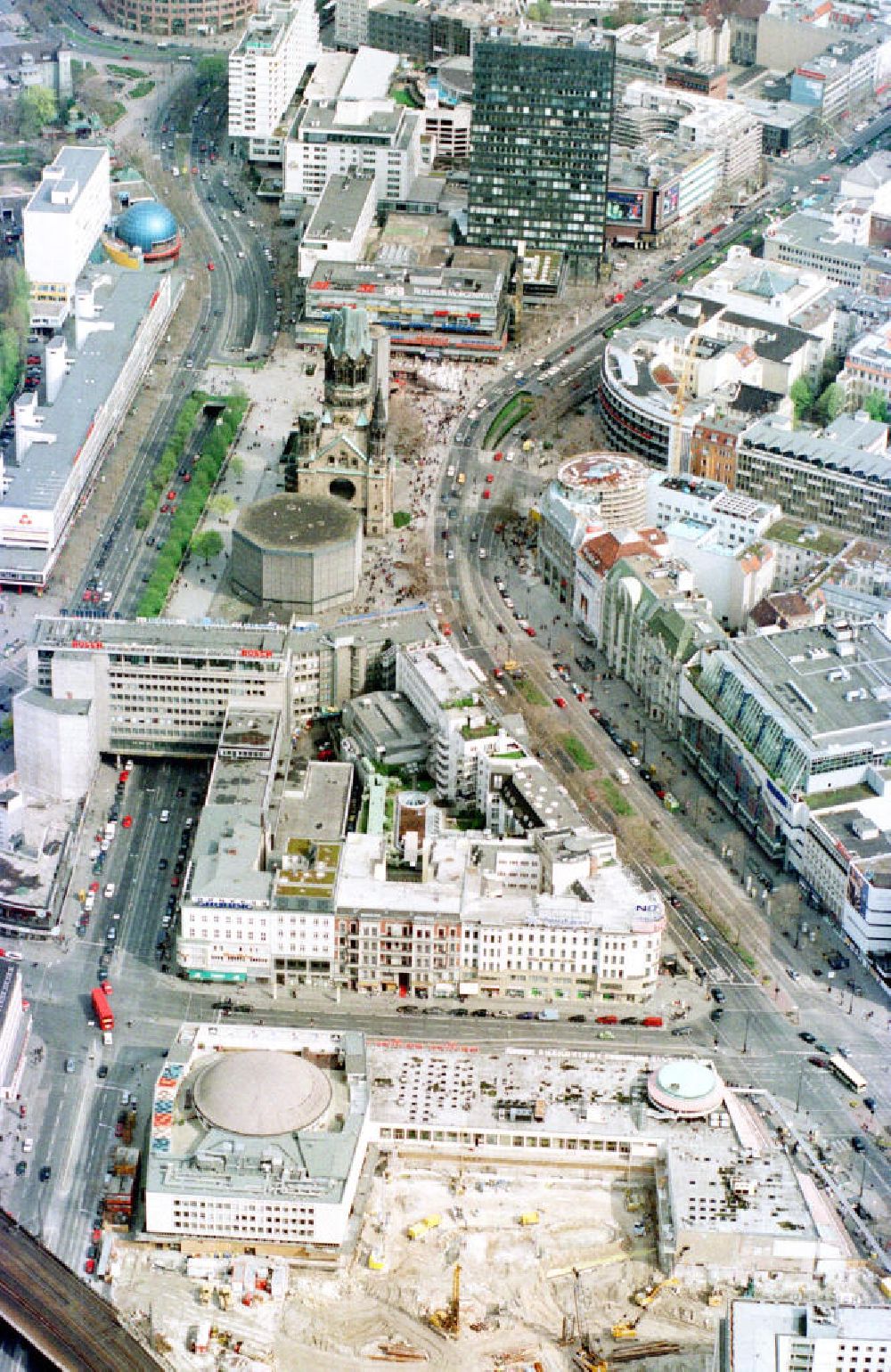 Aerial photograph Berlin - Charlottenburg - Umbau des Kranzlerecks am Kurfürstendamm in Charlottenburg.