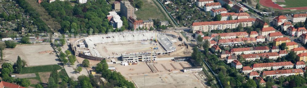 Halle / Saale from the bird's eye view: Umbau des Kurt-Wabbel-Stadions in den neuen Erdgas Sportpark in Halle. Das Stadion erhält erweiterte und umgebaute Ränge. Reconstruction of the football stadium Halle.